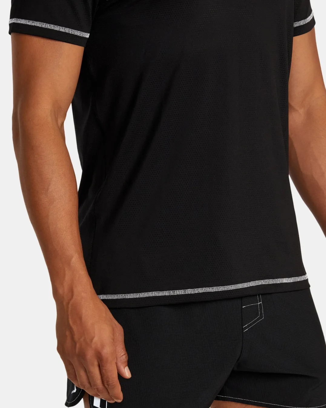 RVCA RUNNER TECHNICAL SHORT SLEEVE TOP